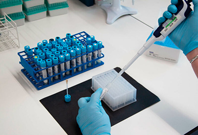 laboratium in het lab aan het onderzoeken